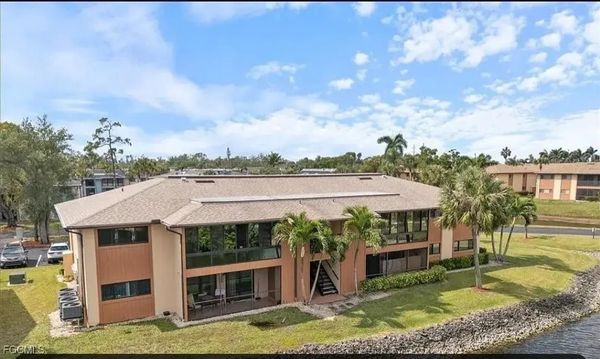 Newly Remodeled Turnkey 2/2 Rental on the Water in Ft. Myers!