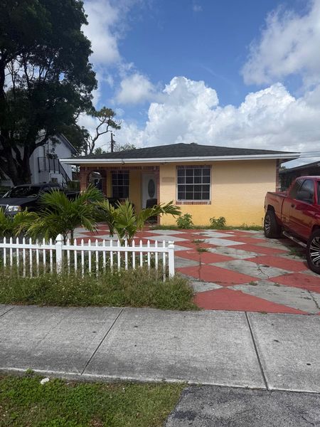 Ft. Lauderdale 4/2.5 Perfect for a Fix and Flip or Buy and Hold!