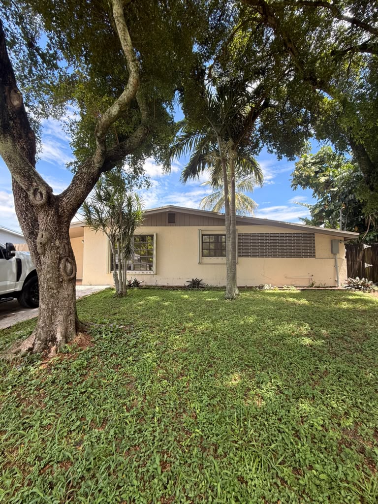 Lake Front 3/2 in the Heart of Davie