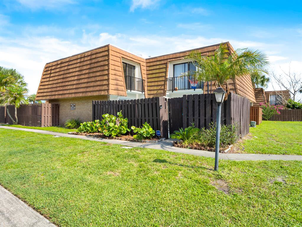 NO Rental Restrictions on this Rent Ready 2/2 Townhome in Palm Bay!
